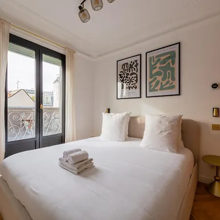 Le Marais - Iconic Penthouse With Balcony