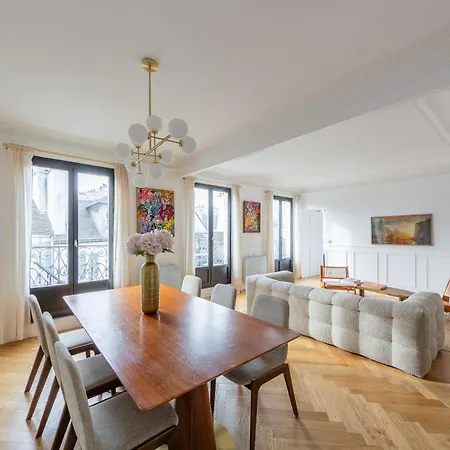 Le Marais - Iconic Penthouse With Balcony Париж