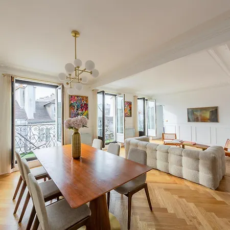 Le Marais - Iconic Penthouse With Balcony