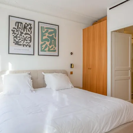 Le Marais - Iconic Penthouse With Balcony Daire