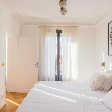 Le Marais - Iconic Penthouse With Balcony Daire