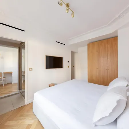 Le Marais - Iconic Penthouse With Balcony