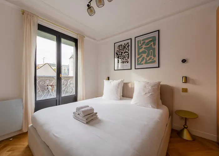 Le Marais - Iconic Penthouse With Balcony