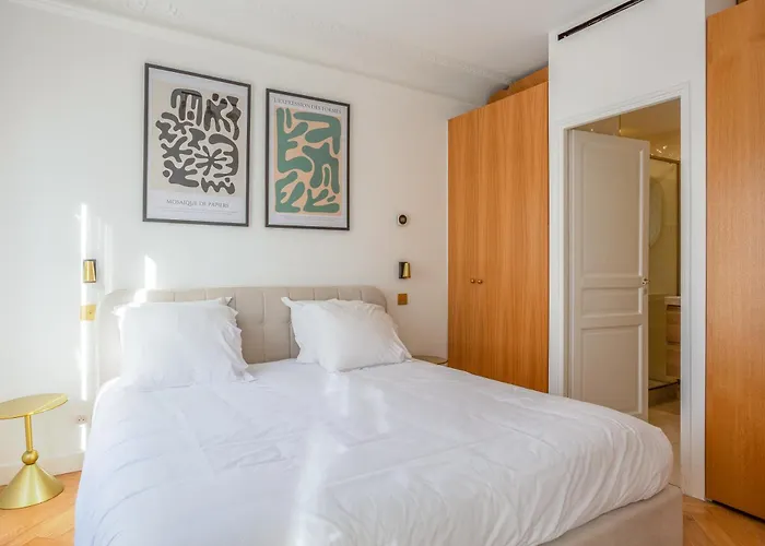Le Marais - Iconic Penthouse With Balcony Apartment