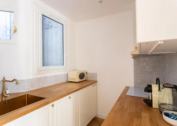 Le Marais - Iconic Penthouse With Balcony