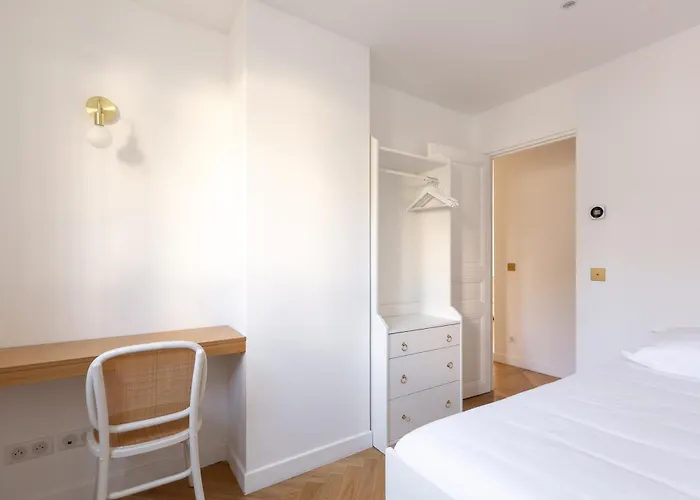 Апартаменты Le Marais - Iconic Penthouse With Balcony Париж