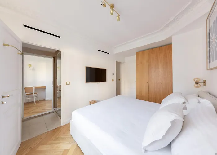 Le Marais - Iconic Penthouse With Balcony