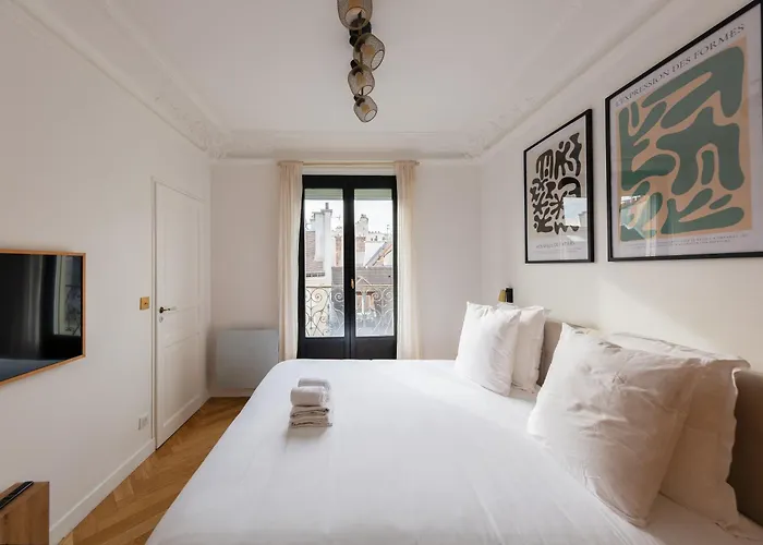 Le Marais - Iconic Penthouse With Balcony Daire