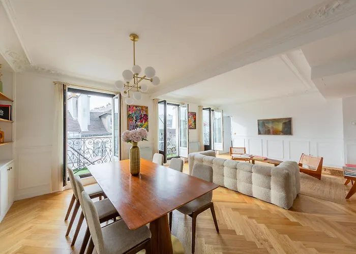 Le Marais - Iconic Penthouse With Balcony