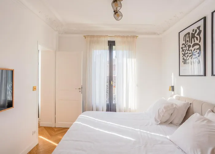 Le Marais - Iconic Penthouse With Balcony Daire